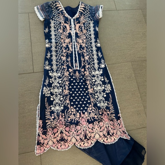 New Gorgeous Sobia Nazir Lawn Suit, Pakistani, Indian ethnic Salwar - Picture 4 of 8